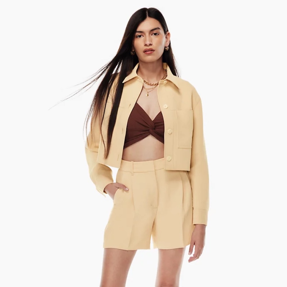 Aritzia effortless short size 6 NEW camel